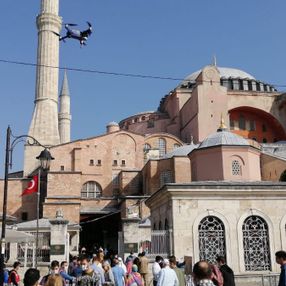 İHA ekipleri, Ayasofya Camii önünde drone'lu koronavirüs denetimi yaptı