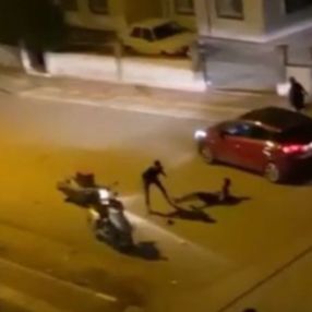 Antalya'da kavgada koşarken, park halindeki motosiklete çarptı