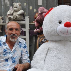 Kadıköy'de ilk oyuncağını 40 yaşında alan adam, evini oyuncaklarla donattı