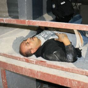 Adana'da bir hırsız, polisten kaçarken inşaattan düştü
