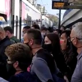 İstanbul'da tramvay durağında yoğunluk