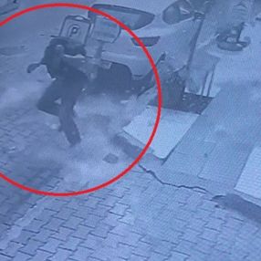 Manisa'da çay içen vatandaşın başına beton parçaları düştü