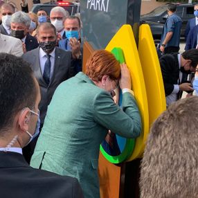 Meral Akşener, İzmir'de abisinin ismi verilen parkın açılışında ağladı