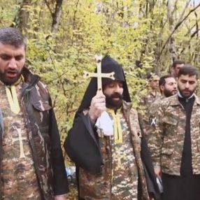 Ermeni papazlar, cepheye giden askerleri kutsadı