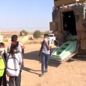 Mehmetçik, Resulayn'da çocukları okullarına zırhlı araçlarla taşıyor