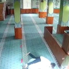 İstanbul'da camiye giren çocukların imam ile oyunu