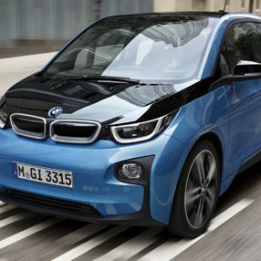 BMW'nin ilk tam elektrikli kompakt modeli i3, 200 bin üretim barajını geçti