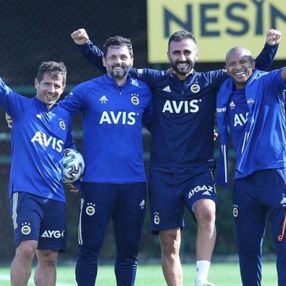 Erol Bulut ve Emre Belözoğlu ayak tenisi oynadı