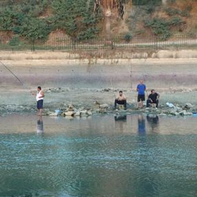 Adanalılar balık tutmak için suyu çekilen Seyhan Nehri'ne indi