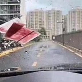 Çin'de yoldan geçenlerin üzerine para yağdırma anı kamerada