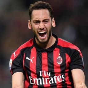Daily Mirror: Manchester United, Hakan Çalhanoğlu'nun peşinde
