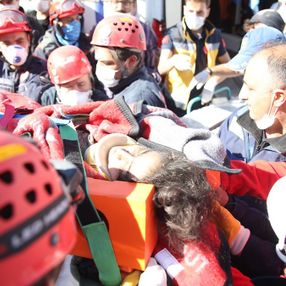 Bayraklı'da Doğanlar Apartmanı'nda anne ve 4 çocuğuna ulaşıldı