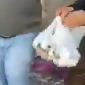 İzmir'de depremzedelere yapılan yardımları satan şahıs kamerada