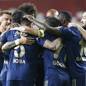 Fenerbahçe, Antalyaspor'u 2 golle geçti