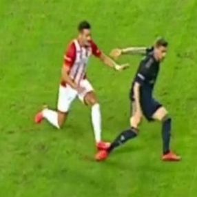 Adis Jahovic kırmızı kart gördü