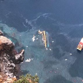 Alanya'da turist teknesi alabora oldu