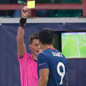 VAR'dan pozisyonu izleyen Luis Suarez sarı kart gördü