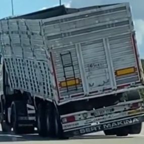 Bursa'da dorsesi yan yatan tırın tehlikeli yolculuğu