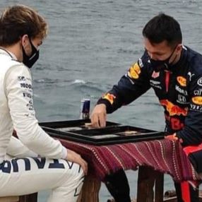 Alexander Albon ve Pierre Gasly tavla oynadı