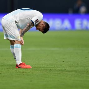 Lionel Messi sahanın ortasında istifra etti