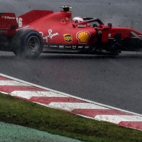 Formula 1 pilotları yağışlı havada zorlandı