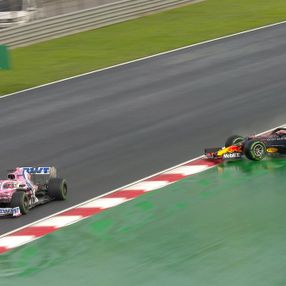 Verstappen 300 km hızla spin attı
