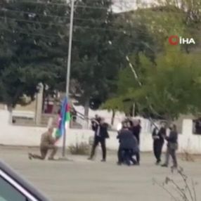 İlham Aliyev, Azerbaycan bayrağını öperek göndere çekti
