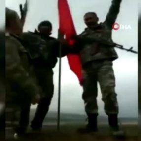 Karabağ'da Azerbaycan askerleri Türk bayrağı dikti