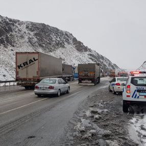 Erzincan-Sivas kara yolunda ulaşıma kar ve sis engeli