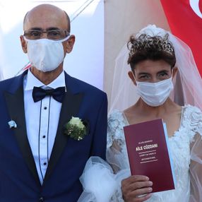 İzmir'de depremzede çift, çadır kentte evlendi