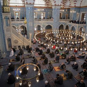 Restorasyonu tamamlanan Rüstem Paşa Camisi, ibadete açıldı