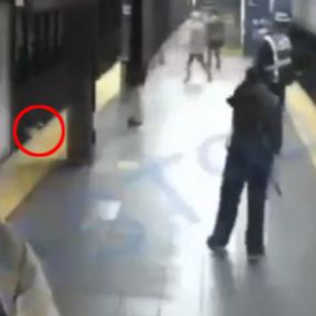 ABD'de tren bekleyen yolcu kadını raylara itti