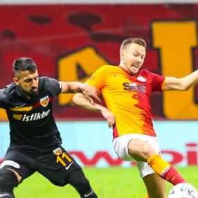 Muğdat kırmızı kart görüp penaltı yaptırdı sosyal medya karıştı