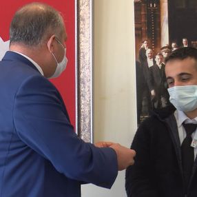 300 bin Euro'yu sahibine ulaştıran taksi şoförüne çeyrek altın