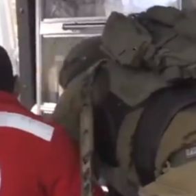 İsrail askerleri, ambulanstaki yaralı Filistinliyi zorla almaya çalıştı