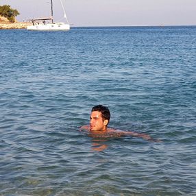 Kemer'de deniz ve kar keyfi yaşanıyor
