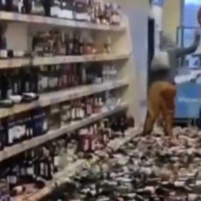 İngiltere'de kadın marketteki alkol şişelerini kırdı