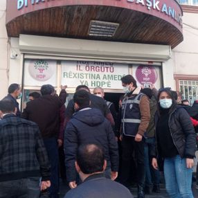 Evlat nöbeti tutan ailelerle HDP'liler arasında gerginlik
