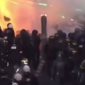 Fransız polisinden göstericilere sert müdahale