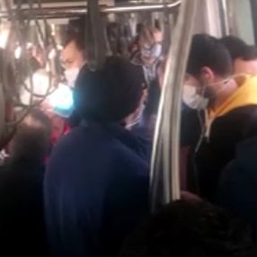 İstanbul'da tramvayda sosyal mesafesiz yolculuk