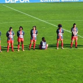 Kadın futbolcu Maradona için saygı duruşunu protesto etti