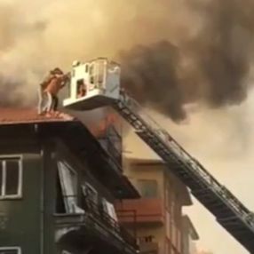 Ankara'da yangında çatıda mahsur kalan 4 kişi kurtarıldı