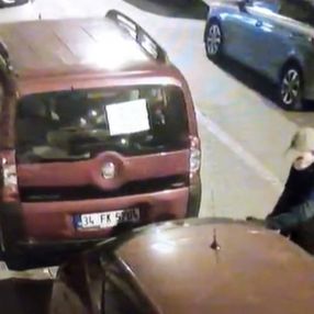 Zeytinburnu'nda maskeli hırsızlar, araçtan ses sistemi çaldı