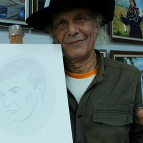 Adana'da ressam, tanımadığı insanların sesini duyup çiziyor