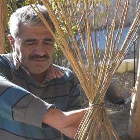 Bitlis'te 40 yıldır söğüt dallarını sepete dönüştürüyor