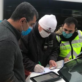İstanbul'da minibüsten indirilen fazla yolcunun polise tepkisi