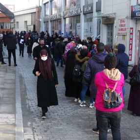 Sivas'ta sosyal mesafesiz yardım kuyruğu