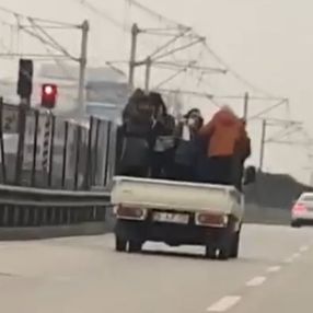 Bursa'da kamyonet üzerindeki 6 kişinin tehlikeli yolculuğu