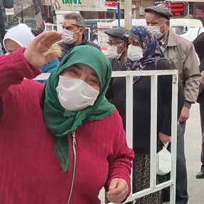 Burdur'da pazara giden yaşlılar HES kodundan habersiz