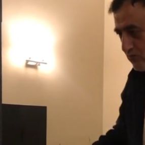 Mahmut Tuncer papağanı ile halay çekti